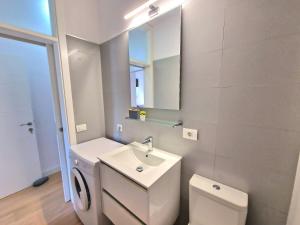 Ένα μπάνιο στο Relax Beachfront Vistas al Mar Studio in Tenerife +38 φωτογραφίες