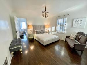 - une chambre avec un lit, un canapé et un lustre dans l'établissement SpanishFairytale4bd3ba, à San Pedro