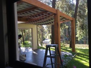 auf einer Terrasse installierte Pergola in der Unterkunft House & Lake rapel in Las Cabras
