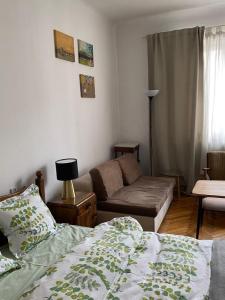 ein Wohnzimmer mit einem Bett und einem Sofa in der Unterkunft Wisła River Apartment in Warschau