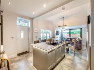 een keuken en een woonkamer met een tafel en een bank bij Foremans Cottage in Skidby