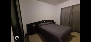 - une petite chambre avec un lit et une télévision dans l'établissement HOTEL LA GUAREÑA, à Castrillo de la Guareña
