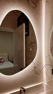 uma casa de banho com um espelho e uma cama num quarto em Mansão na cidade dos Canyons! em Canindé de São Francisco