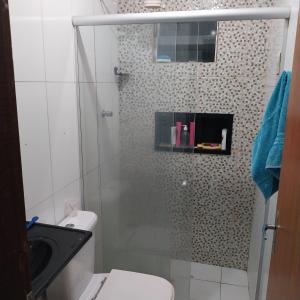 uma casa de banho com um WC e uma cabina de duche em vidro. em à 5 minutos do Parque do Povo em Campina Grande