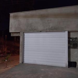 uma porta de garagem branca numa casa à noite em à 5 minutos do Parque do Povo em Campina Grande