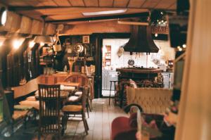 a dining room with a table and chairs and a kitchen at Boat 'Opoe Sientje' in Nijmegen