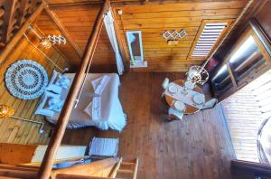 an overhead view of a bedroom in a wooden cabin at Chalet Paraiso Canoa na praia - Canoa Quebrada in Canoa Quebrada