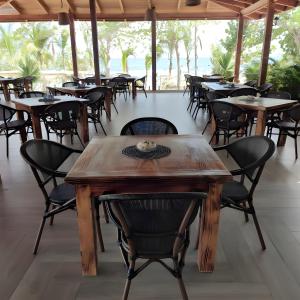 uma sala de jantar com mesas e cadeiras num restaurante em Majestuosa villa en Juan Dolio, Guavaberry Golf & Country Club em Juan Dolio