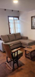 sala de estar con sofá y mesa en Aljaba en Esquel