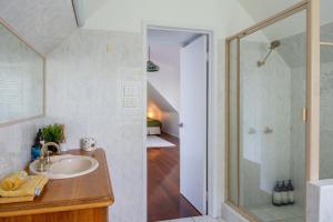 un bagno con lavandino e doccia di Serenity - Gold Coast hinterland getaway for a couple, family or group a Mount Tamborine Altre 32 foto