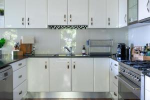 Cucina o angolo cottura di Serenity - Gold Coast hinterland getaway for a couple, family or group