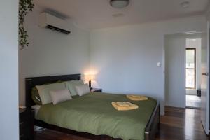 Letto o letti in una camera di Serenity - Gold Coast hinterland getaway for a couple, family or group