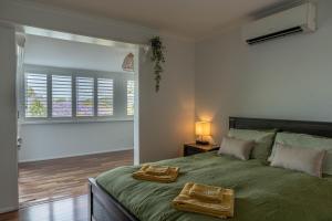 Letto o letti in una camera di Serenity - Gold Coast hinterland getaway for a couple, family or group