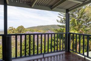 una vista dal portico anteriore di una casa con vista di Serenity - Gold Coast hinterland getaway for a couple, family or group a Mount Tamborine