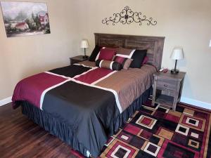 a bedroom with a large bed and a rug at Skinny Big House in Jefferson City in Jefferson City
