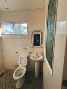 een badkamer met een toilet en een wastafel bij Bayan’s 2 storey apartment in Surigao