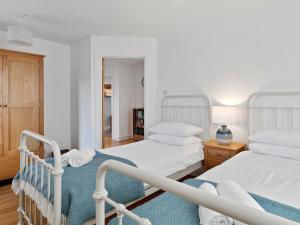 Sardis的住宿－The Keys，一间卧室设有两张单人床和一个床头柜。