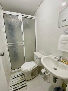 a bathroom with a shower and a toilet and a sink at Increible apartamento en vup in Valledupar