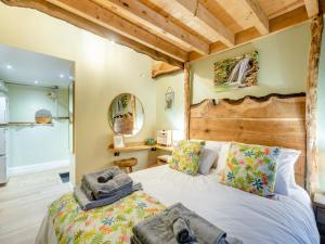 2 camas en un dormitorio con pared de madera en The Engine Room, en Malham
