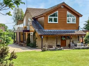 a house with a gambrel roof at Fieldview Snug in Penselwood