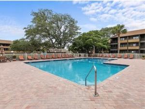 uma piscina no meio de um edifício em Blue Beach Myrtle em Myrtle Beach