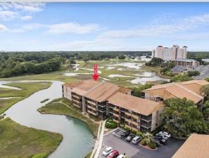 uma vista aérea de um resort com um rio em Blue Beach Myrtle em Myrtle Beach