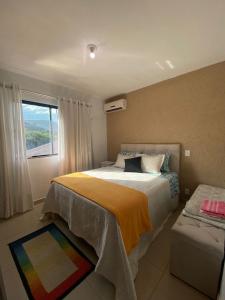 Un dormitorio con una cama grande y una ventana en Casa Aconchegante, en Florianópolis