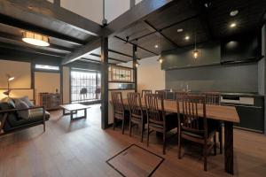 eine Küche und ein Esszimmer mit einem Tisch und Stühlen in der Unterkunft Takeya Tenmangu in Kyoto