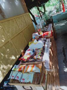 una mesa con algo de comida encima en Jungle Gym La Union 