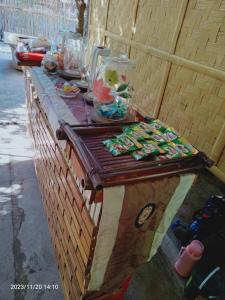 una mesa con comida y vasos encima en Jungle Gym La Union 