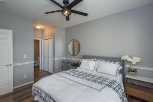 - une chambre avec un lit et un ventilateur de plafond dans l'établissement come & stay awhile, à Waukee