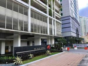 een groot gebouw met een bord ervoor bij Cozy M Suites Android Box, Pool and City Area in Kuala Lumpur