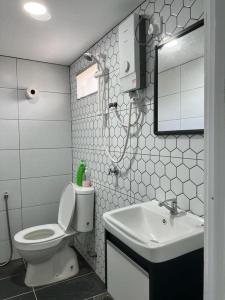 y baño con aseo y lavamanos. en K SUITES HOTEL en Chabang Tiga