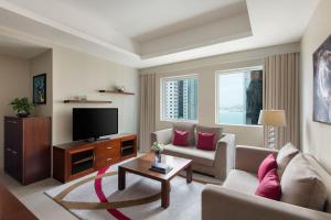 Sjónvarps- og/eða afþreyingartæki á Marriott Executive Apartments City Center Doha