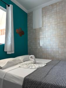 een bed met een handdoek erop in een slaapkamer bij Pousada das Galés in Maragogi