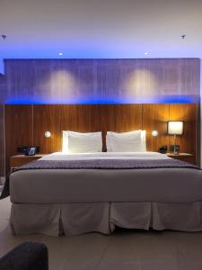 um quarto com uma cama grande e uma cabeceira em madeira em Hotel nacional no Rio de Janeiro