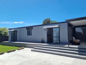 een huis met een blauwe en witte gevel bij PWL Healing Retreat Accommodation in Rotorua