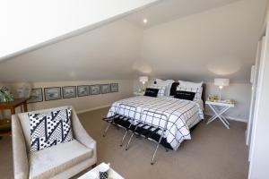 1 dormitorio con 1 cama y 1 sofá en Khandallah Harbour View BnB en Wellington