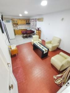 ein Wohnzimmer mit einem Sofa und einem Tisch in der Unterkunft Posada La Justy EZEIZA in Ezeiza