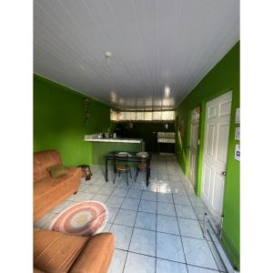 sala de estar con sofá y mesa en Casa Coco, en Puerto Jiménez