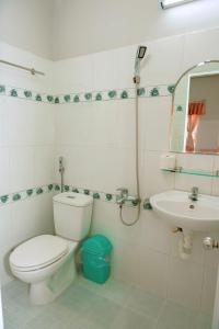 La salle de bains est pourvue de toilettes et d'un lavabo. dans l'établissement Lucky Home, à Nha Trang