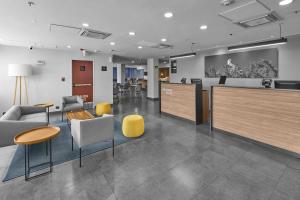 an office with chairs and tables and a lobby at City Express by Marriott Ciudad Juárez in Ciudad Juárez