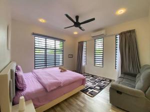 1 dormitorio con 1 cama y ventilador de techo en Modern Cozy House 4Room10pax @Near Sunway Carnival en Perai
