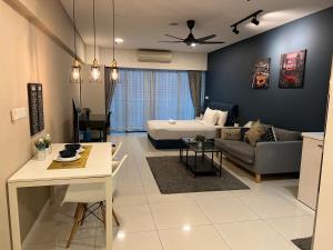 een woonkamer met een bank en een bed bij Summer suites victory house in Kuala Lumpur