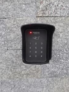 a black remote control sitting on the ground at Studio fantástico in São Paulo