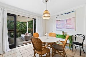 comedor con mesa y sillas en Charming 3-Bedroom Townhouse with Private Courtyard en Brisbane