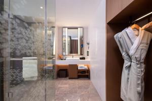 Bilik mandi di Hampton by Hilton Beijing West Railway Station Lize Business District