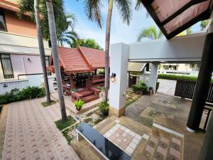 - une vue aérienne sur une maison avec des palmiers dans l'établissement ปุณณภา พูล วิลล่า พัทยา Punnapha Pool Villa Pattaya, à Jomtien Beach