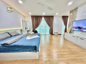 Kampong Balik BukitにあるBungalow Villa 20 pax Game Machine Pool Ktv Manjongの大きなベッドと薄型テレビのある寝室