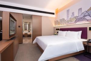 Katil atau katil-katil dalam bilik di Hampton by Hilton Beijing West Railway Station Lize Business District